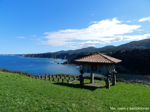 Vistas de la playa de Cadavedo desde la ermita de la Regalina, Asturias