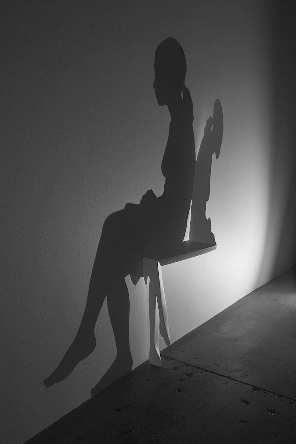 Kumi Yamashita shadow art, a woman sitting