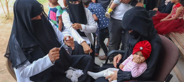 UNICEF / UN0284455 / Fadhel Um trabalhador de saúde em Aden, no Iêmen, enche uma agulha enquanto se prepara para vacinar uma corporação jovem durante uma campanha de vacinação contra o sarampo e rubéola apoiada pela UNICEF em fevereiro de 2019.