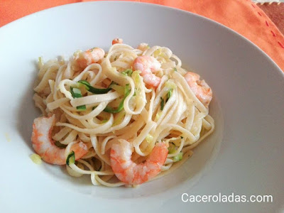 Tallarines de pasta y calabacín con langostinos