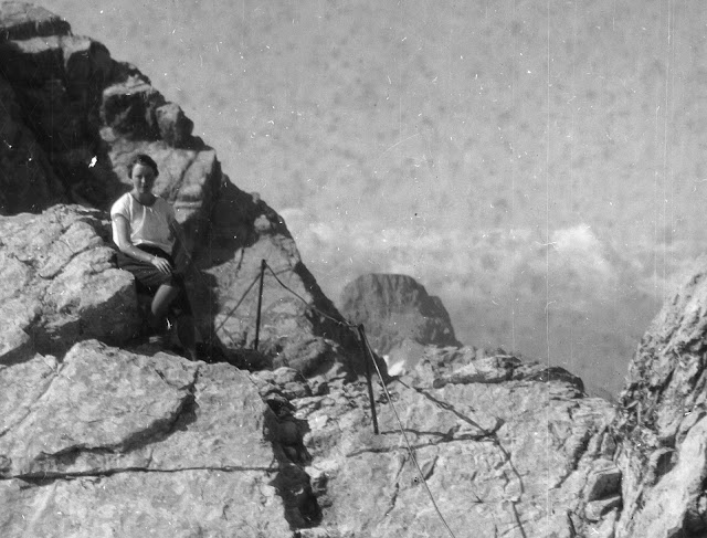 Detail -Frau auf der Watzmann Mittelspitze vom Hocheck aus fotografiert - 1950-1960