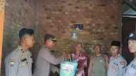 Polres PALI Melalui Kasat Binmas Beserta Anggotanya melaksanakan Pendistribusian 10 Paket Sembako Kepada Masyarakat Pada Selasa (28/3/2023).