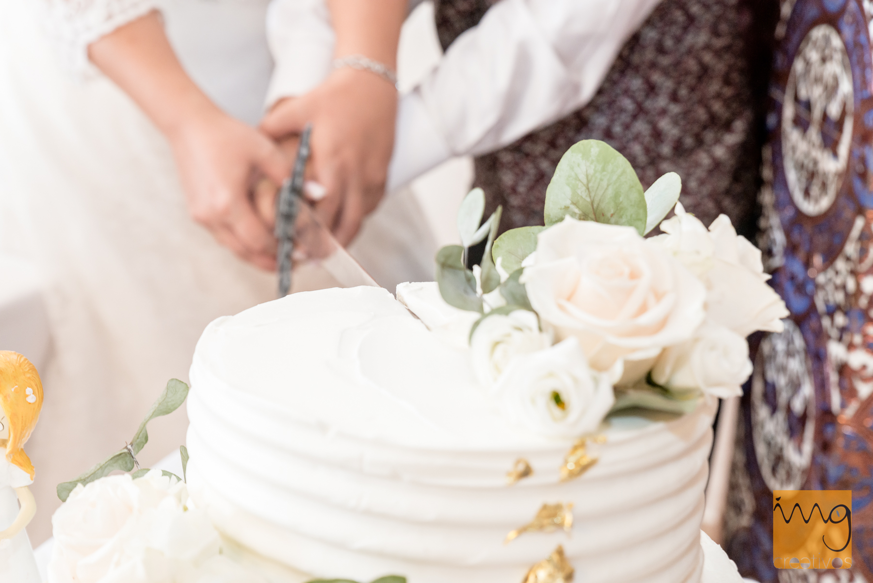 Cortando la tarta de boda