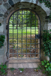 Das Arboretum hinter einer Pforte des Klosterguts Paradies