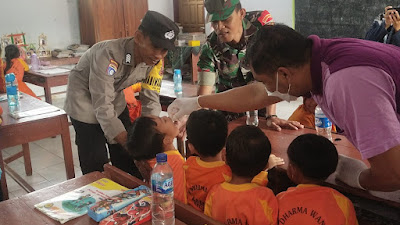 Dampingi Warga Binaanya, Pak Bhabin Polres Ngawi Turut Sukseskan Program Imunisasi Polio 