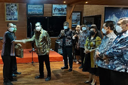 Richard Louhenapessy Serahkan Bantuan dari Pemkot Ambon ke Korban Bencana Alam di Kupang