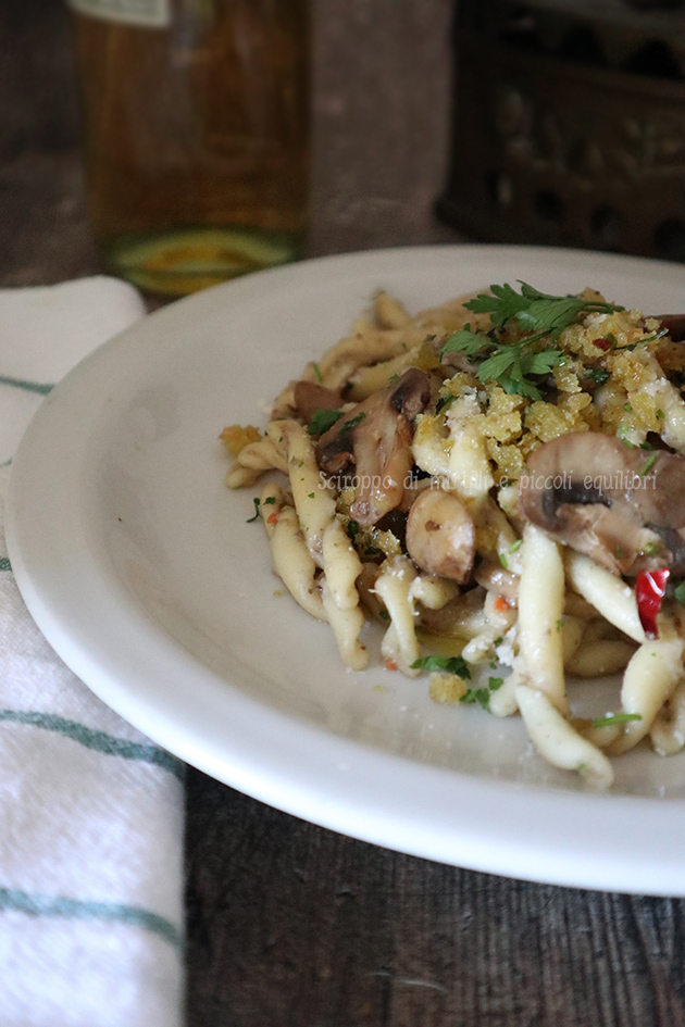 Fusilli avellinesi con purea di funghi misti e mollica di pane croccante