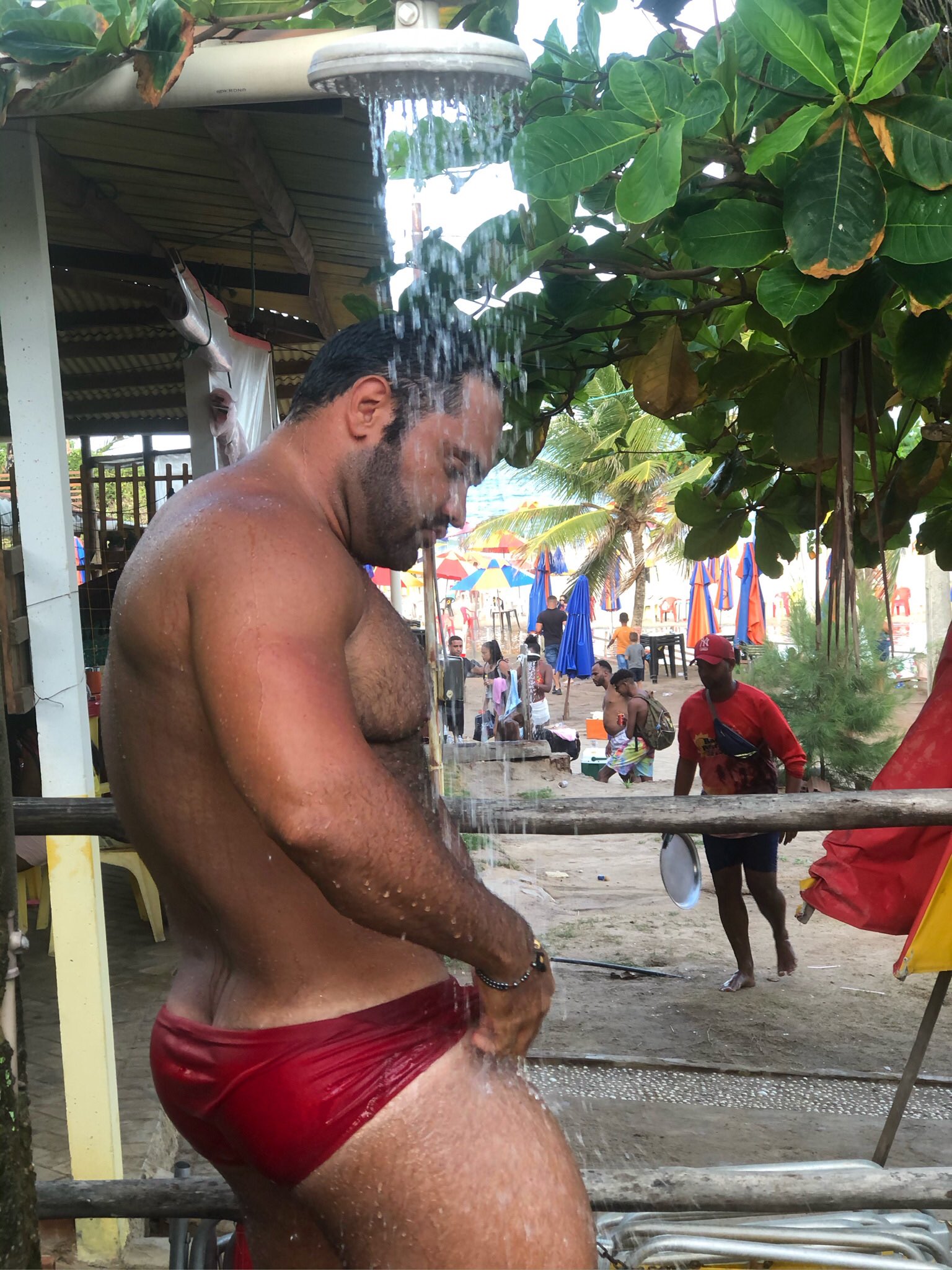 hombre bañandose en tanga