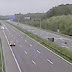 Videón, ahogy átrepül a szemközti út belső sávjába egy autó az M7-esen 