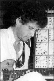 Richard Pinhas tocando en 1980 la guitarra controladora Roland G-808, parte del sistema Roland GR-300 Polyphonic Guitar Synthesizer
