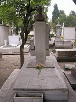 Busto de María Grever en su tumba