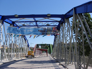 puente de hierro verde azul y blanco del pilar Zaragoza