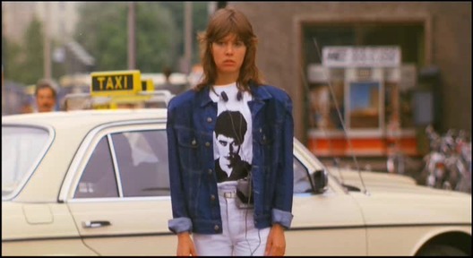 Simone di film The Fan (1982) selalu setia menunggu balasan surat dari idolanya