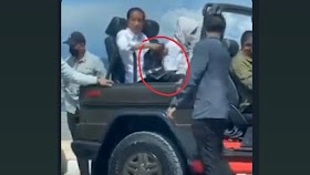 Beredar Video Jokowi Lempar Kaos, Warganet: Dia Tidak Mau Dihina Tapi Menghina Rakyat Seenaknya