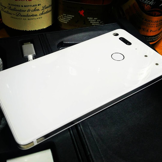 【Essential Phone PH-1】チタンフレームにセラミックの背面。最高のデザインとスペックのEssential Phone PH-1レビュー