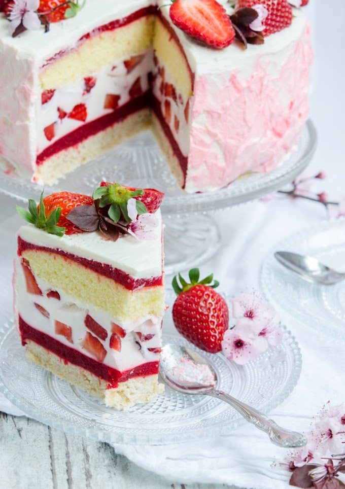 CAKE WITH PANNA COTTA AND STRAWBERRIES