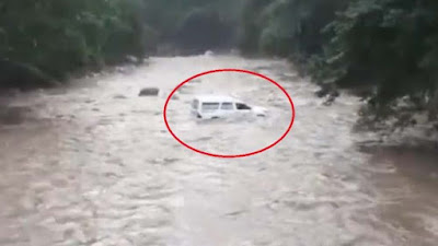 Viral Video Ambulans Seberangi Sungai Antarkan Jenazah, Nyaris Tenggelam