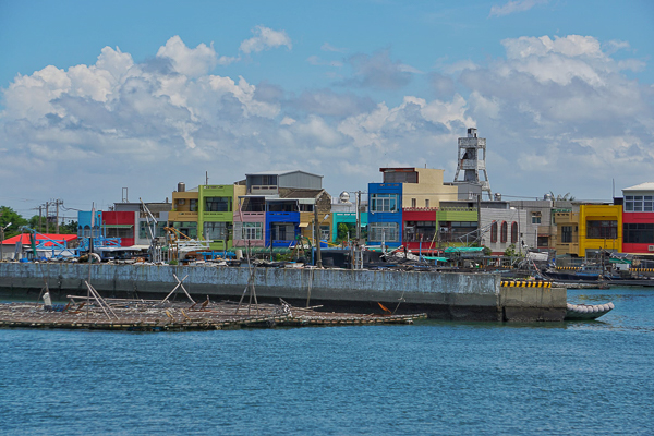 嘉義布袋漁港彩色屋，布袋台版威尼斯彩虹屋，有到歐洲旅行的感覺
