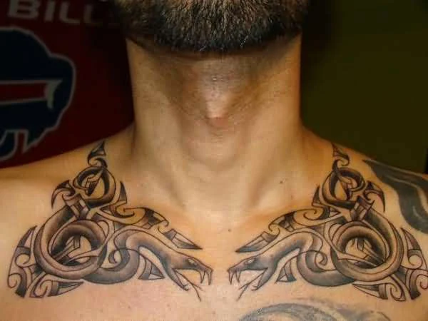 Tatuajes en la clavícula celta para hombre