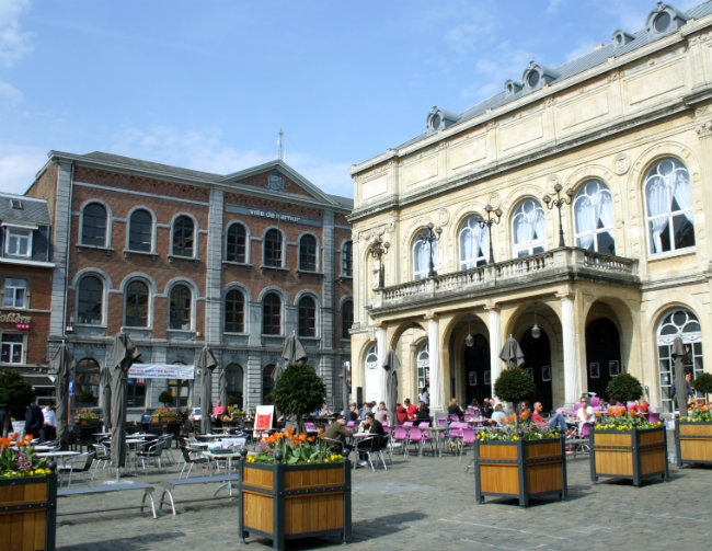 Creative travel guide to Namur, Belgium | Happy in Red