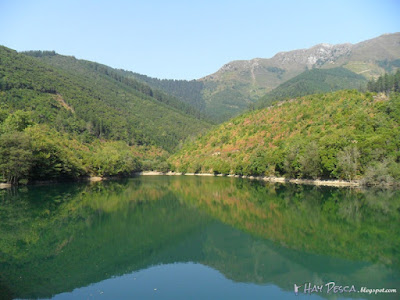 Panorámica de Zollo desde la presa, con el monte Ganekogorta de fondo