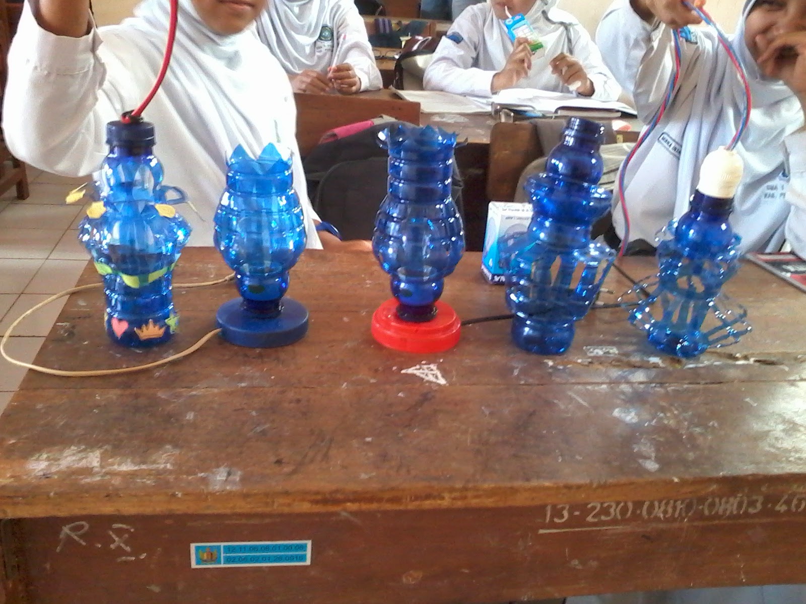 Hasil Karya lampion dari limbah botol plastik Prakarya 