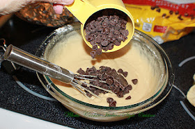 these are the ingredients for making a chocolate chip pie