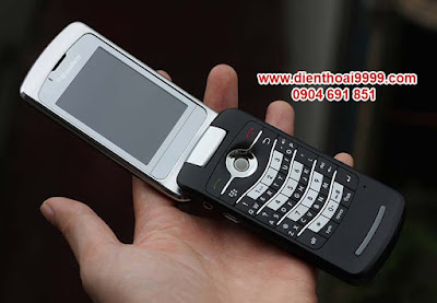   BlackBerry 8220 - Điện thoại nắp gập bền bỉ nhất, thiết kế bóng bẩy, sang trọng.  Những ai đam mê sưu tầm điện thoại cổ không lạ lẫm về BlackBery 8220 nữa, chiếc điện thoại nắp gập đầu tiền của BlackBerry, thiết kế bo cáp bền bỉ, cho tới bây giờ vẫn còn sử dụng tốt. BlackBerry nắp gập 8220 ra mắt khoảng năm 2008, thời điểm thịnh hành của những mẫu điện thoại nắp gập, đã gần chục năm rồi, cảm xúc mỗi khi cầm lại có gì đó rạo rực, hoài niệm một thời sinh viên mộng mơ. BlackBerry 8220 - chiếc điện thoại khơi gợi lại quá khứ bùng cháy tương lai. BlackBerry 8220 điện thoại nắp gập nhỏ gọn, mang thông điệp của một smartphone, chạy ứng dụng đa nhiệm, kết nối wifi,... Như một món quà dành cho anh em chơi điện thoại cổ, BlackBerry 8220 flip được mình lựa chọn và kiểm tra kĩ từng chiếc từ hình thức tới tính năng, máy móc đều nguyên bản, mọi tính năng hoạt động tốt, loa mic nghe gọi to rõ ràng, cơ cáp chuẩn chỉnh, kèm theo đó là chế độ bao test 1 tháng, hoàn tiền 100% nếu có lỗi.  Giá tốt nhất: 800.000 (máy, pin, sạc cáp), Bảo hành 1 đổi 1 trong 1 tháng cho anh em thoải mái. Không lấy sạc cáp giá còn: 750.000 Anh em lấy số lượng có giá tốt. Mua hàng trực tiếp tại: - Số 7/8/389 Lạc Long Quân, HN - Số 14 Doãn Uẩn, Ngũ Hành Sơn, Đà Nẵng  Liên hệ: 0904.691.851  Giao hàng MIỄN PHÍ tại Hà Nội, HCM, Đà Nẵng. Nhận hàng trả tiền.  Anh em ở tỉnh khác + thêm Phí vận chuyển: 50k, và đặt hàng bằng card đt 50k, khi nào nhận máy thanh toán tiền máy. Lí do tại sao phải đặt hàng trước thì anh em đọc tại đây: http://blackberry.dienthoai9999.com/2015/12/huong-dan-mua-hang-tai-dienthoai9999com.html   Hình chụp máy:              ĐIỆNTHOẠI9999.COM được bắt đầu từ một niềm đam mê điện thoại cổ, đam mê blackberry để trở thành nơi mua bán điện thoại uy tín, đặc biệt về blackberry. Mặc dù còn là shop điện thoại nhỏ bé nhưng với sự đam mê công việc, cùng với sự nhiệt tình phục vụ khách hàng, luôn coi khách hàng là bạn để tư vấn, giao lưu, học hỏi, DIENTHOAI9999.COM đã được anh em chơi điện thoại cổ khắp nơi trên cả nước tin tưởng và giao dịch, đã từng được VTC2 qua phóng sự về điện thoại cổ: https://www.youtube.com/watch?v=xHHxvZVC39M Mình xin cam kết sẽ luôn giữ vững niềm tin của khách hàng bằng chất lượng sản phẩm và sự phục vụ nhiệt tình, uy tín bán hàng.    Khách hàng mua điện thoại này thường xem thêm: Thông tin tham khảo: BlackBerry 8220 nắp gấp – Chiếc điện thoại BlackBerry vỏ gập đầu tiên   BlackBerry 8220 là chiếc điện thoại thông minh vỏ sò được RIM cho ra mắt với hai màn hình độ phân giải cao. RIM tin họ sẽ tạo ấn tượng khi đưa thiết kế này vào trong dòng sản phẩm thông minh và thực tế đã chứng minh rằng BlackBerry 8220 nằm trong TOP một trong những chiếc điện thoại nắp gập đáng nhớ và ấn tượng nhất của Blackberry cho đến thời điểm hiện tại.  BlackBerry 8220 Pearl Flip là phiên bản tiếp theo của BlackBerry Pearl, được giới thiệu cách đây 2 năm và đã thành công trong việc biến một công cụ dành cho doanh nhân thành hàng "hot" đối với người tiêu dùng.     BlackBerry Pearl Flip 8820 sử dụng bàn phím SureType Qwerty, màn hình trong QVGA và màn hình LCD bên ngoài.     BlackBerry 8220 Thiết bị hoạt động trong mạng EDGE, kết nối Wi-Fi (b/g), Bluetooth 2.0.     Điện thoại vỏ gập này hỗ trợ nhạc chuông MP3, quay số bằng giọng nói, Microsoft Word, Excel và PowerPoint. BlackBerry 8220 có camera 2 megapixel, không hỗ trợ 3G và công nghệ định vị GPS. Thời gian đàm thoại khoảng 4 giờ trong khi thời gian chờ lên tới 14 ngày.   BlackBerry Pearl Flip 8820  mẫu điện thoại gập còn sót lại của kỷ nguyên điện thoại xưa cũ Đẹp Hấp Dẫn đầy đam mê BlackBerry 8220 hiện đã trở thành mẫu điện thoại "Để Sưu Tầm" vì thời gian đã ghi dấu ấn đậm nét lên BB 8220. Khi mà thiết kế điện thoại dạng gập của BlackBerry 8220 không còn được hãng nào theo đuổi nữa. Ngay cả BlackBerry cũng "Chào tử biệt" thiết kế điện thoại nắp gập. Các hãng từ Samsung, LG, HTC, Nokia đều không còn mẫu điện thoại gập nào được sản xuất từ rất lâu rồi khi mà kỷ nguyên Màn hình cảm ứng Iphone 2G đến đã vô tình chôn luôn các mẫu điện thoại gập. Nhưng dù gì đi chăng nữa nói gì đi chăng nữa BlackBerry 8220 cũng quá đẹp quá hấp dẫn hiếm có mẫu điện thoại nào có thể địch được sự hấp dẫn của BlackBerry 8220.  BlackBerry 8220 đẹp và hấp dẫn đến lạ lùng mạnh mẽ lôi cuốn đẳng cấp hiện lên trên từng chi tiết   BlackBerry 8220 nằm trong gia đình BlackBerry Pearl với những mẫu điện thoại làm nên tên tuổi một thời cho BlackBerry như: BlackBerry 8100 Pearl, BlackBerry 8110 , BlackBerry 8120, BlackBerry 8130 (dùng cho nhà mạng CDMA). BlackBerry 8220 Pearl nổi bật lên với thiết kế điện thoại dạng gập nhẹ nhàng mạnh mẽ. BlackBerry 8220 có tất cả những đặc điểm nổi bật của gia đình BB Pearl từ nghe gọi tốt cấu hình máy mạnh thiết kế cách tân làm cho BlackBerry 8220 luôn hot hàng. Được các fan BB săn lùng tìm kiếm và mong muốn sở hữu trải nghiệm cho đến tận bây giờ.  Đã có rất nhiều mẫu điện thoại dạng gập trước Blackberry 8220 nhưng có lẽ chỉ có BlackBerry 8220 mới để lại những ấn tượng khó phai đến như vậy. Ngay cả Vertu sau này cũng phải bắt trước thiết kế của BlackBerry 8220 cho mẫu điện thoại của mình đủ thấy sự hấp dẫn của Blackberry 8220 đến như nào. Những giá trị cốt lõi của BlackBerry đều được giữ nguyên trên BlackBerry 8220 và được nâng tầm lên cao hơn với các chi tiết mới như màn hình được thêm mới phía ngoài hiển thị các thông tin hữu ích như thời gian, mức pin, tin nhắn mail ... Với BlackBerry 8220 bạn không những có được một thiết bị liên lạc hữu ích mà còn có cho mình một món phụ kiện thời trang cá tính hấp dẫn thời thượng giúp bạn thể hiện phong cách cá tính của riêng mình nỗi bật trong đám đông.  BlackBerry 8220 mẫu điện thoại đầy mê hoặc của BlackBerry. Khi quý khách có nhu cầu Mua BlackBerry 8220 có thể đến DEINTHOAI9999 để xem và trải nghiệm và mua BB 8220 Pearl. Hoặc đơn giản hơn nữa chỉ cần alo 0904691851   Thông số kĩ thuật: BlackBerry 8220 nổi bật với những thông số hấp dẫn hiếm có mẫu điện thoại nào có được:      - Thiết kế dạng gập thời trang ấn tượng với những đường cong hấp dẫn      - Có wifi  vào mạng, với gói Bis/Bes      - Pin BlackBerry 8220 hơi yếu dùng khoảng 2 ngày nghe gọi bình thường.      - Sóng sánh nghe gọi trên 8220 cực chất nghe thoại trong rõ nét