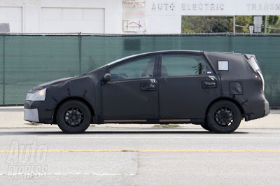 Minivan Toyota Prius bride walked on test – spy pictures