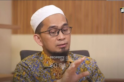 3 Perbuatan Buruk Yang Akan Kembali Kepada Pelakunya Sendiri: Sebuah Pesan Kitab Suci Al-Quran Disampaikan Ali Bin Abi Thalib. 3 Perbuatan Buruk Yang Akan Kembali Kepada Pelakunya Sendiri: "Sebuah Pesan Kitab Suci Al-Quran Disampaikan Ali Bin Abi Thalib"  Salam Hangat Dan Hormat  Salah satu Pelajaran dari Sahabat Nabi Muhammad adalah Ali bin Abi thalib. Ia merupkan pemimpin keempat Umat Islam Yang juga merupakan Sepupu dari Nabi Muhammad itu sendiri. Nabi punya julukan tersendiri untuk ali yaitu dengan panggilan Abu turab dikarenakas suatu ketika ada debu di punggung ali dan melekatlah julukan tersebut. Ali juga memiliki hubungan dekat dengan Nabi Muhammad, Ia merupakann menantu yang menikahi Putri Nabi Fatimah Az-zahra.  Ali yang mendapat binaan langsung dari Nabi meninggalkan Sebuah pesan yang bersunber dari Kitab Suci Al-quran. Bahwasanya Ada 3 Perbuatan Buruk yang akan kembali Kepada pelakunya bila dilakukan. Berikut ini 3 Perbuatan Buruk yang Ali bin Abi Thalib maksud untuk kita ambil pelajaran disana sebagai pemeluk agama Islam:  1. Surah Al-Fath ayat 10 dengan terjemahannya yang berbunyi: "Maka Barangsiapa yang melanggar janjinya maka sesungguhnya ia melanggar Janjinya sendiri".  2. Surah Yunus ayat 23 dengan terjemahannya yang berbunyi : "Wahai manuisa maka Kezalimanmu bahayanya akan menimpa dirimu sendiri".   3. Surah Fathir ayat 43 dengan terjemahannya yang berbunyi: "rencana jahat itu akan menimpa orang yang merencanakannya sendiri"  Dari banyak nya kehilafan yang bisa dilakukan oleh kita sebagai manusia. Ali Bin Abi Thalib menyampaikan pesan itu sebagai peringatan bagi kita yang beriman dan berfikir.  Perbuatan buruk yang akan kembali kepada pelakunya sendiri adalah berhubungan dengan JANJI. Kita juga mendengar tentang Janji adalah Hutang. Pastinya, harus menjadikan kita berhati-hati untuk tidak sembarangan mengeluarkan janji kepada orang lain.  Kita seringkali dengan mudahnya mengeluarkan janji janji kepada orang lain. Yang apabila kita langgar dan  tidak dilakukan sama saja dengan pelanggaran terhadap diri sendiri. Orang Lain akan sulit mempercayai diri kita lagi.  Perbuatan buruk kedua yang dimaksud Ali bin Abi Thalib adalah pada surah Yunus: 23. Saat seseorang melakukan perbuatan Zolim atau sampai melukai orang lain dan dilakukan dengan sengaja. Maka sebagai sebuah keyakinan Kita bersama. Perbuata buruk berupa Zolim tersebut akan kita rasakan sama seperti kita berbuat buruk kepadsa orang lain.  Perbuatan Buruk Ketiga yang dimaksud Ali bin Abi Thalib pada awal manusia seringkali terbesit perbuatan dengan merencanakan nya terlebih dahulu. Saat kita atau siapapun yang punya rencana Jahat. atas Izin yang maha kuasa akan kembali pada pelakunya.   Semoga Pesan Ali Bin Abi Thalib tentang bagaimana kita harus menjaga diri dalam berkehidupan. Jangan Sampai anda melakukan 3 perbuatan buruk , Kita sebagai Pemeluk Agam Islam meyakini pesan tersbut dan bisa menerapkannya untuk tidak berbuat melanggar janji, Zolim dan rencana Jahat.