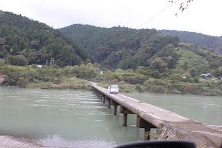 <三里の沉下橋