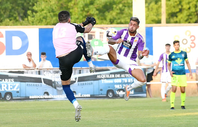 Sergio León y el portero Farolo disputando una pelota. ATLÉTICO TORDESILLAS 0 REAL VALLADOLID C. F. 2 Sábado 16/07/2022. Partido amistoso. Tordesillas (Valladolid), campo de Las Salinas: 1000 espectadores.