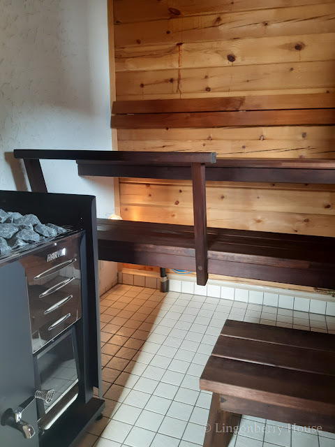 Lingonberryhouse, sauna, renovation, remontointi, leisure home, mökki, DIY, tee itse, lauteet, lämpökäsitelty haapa