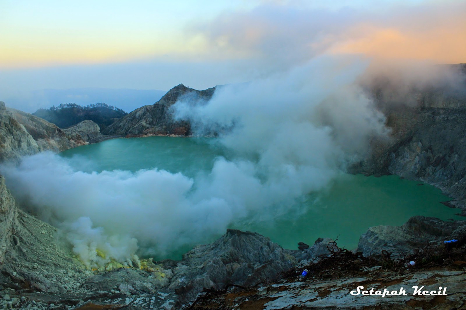 Setapak Kecil Gunung Ijen Kawah Yang Memberi Kehidupan