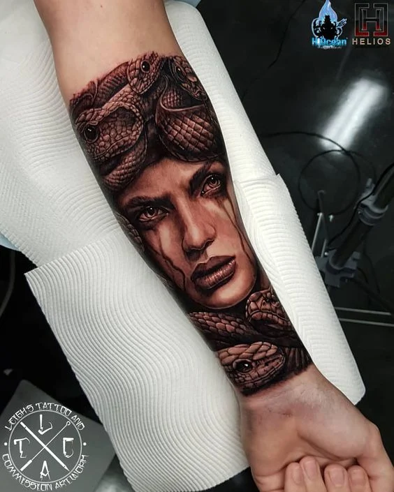 Tatuaje de Medusa de la mitología griega coj serpientes en la cabeza y mirada mortal