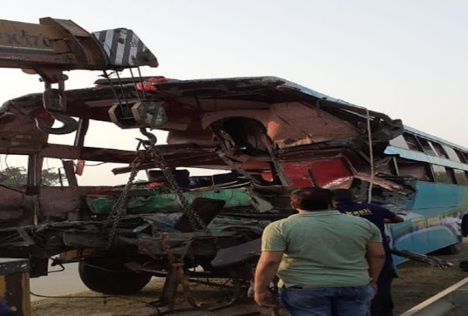 यमुना एक्सप्रेसवे पर डबल डेकर बस ट्रक से टकराई ,8 की मौत ,दो दर्जन यात्री घायल