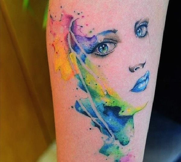 DO SEXO FEMININO RETRATO EM AQUARELA TATUAGEM