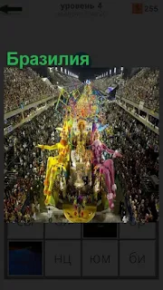 На площади много народа, идет праздник в Бразилии, настоящий карнавал