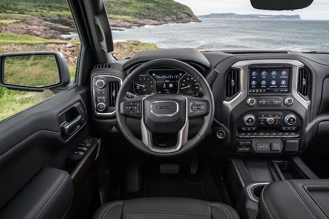 Instrument Panel of 2019 GMC Sierra Denali 1500 4WD