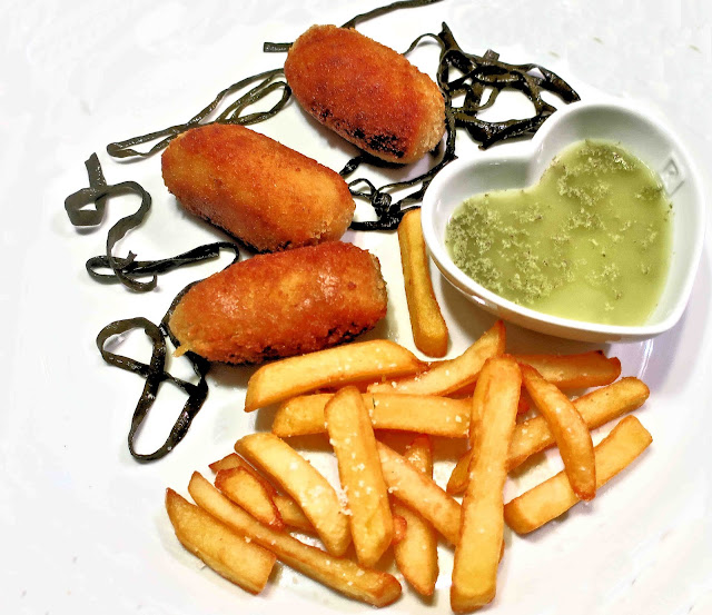 croquettes de crevettes grises, frites, trempette aux algues