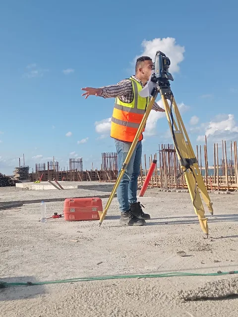 مهندس مساحة في مصر مهندس مساحة في مصر هو شخص متخصص في قياس وتحديد الأبعاد والمساحات والارتفاعات للأراضي والمباني والمشاريع الهندسية.  يستخدم مهندس المساحة أجهزة وبرامج متطورة لإجراء الحسابات والرسومات اللازمة للتخطيط والتنفيذ والإشراف على الأعمال المساحية.  يعمل مهندس المساحة في مصر في مجالات مختلفة مثل البناء والتشييد والطرق والكباري والموانئ والمطارات والمناجم والزراعة والبيئة.  يوجد في مصر العديد من الوظائف المتاحة لمهندسي المساحة في القطاعين العام والخاص، كما يوجد تعليم عالي متخصص في هذا المجال في بعض الجامعات والمعاهد.   أفضل مهندس مساحة في مصر | مهندس جودة  مهندس المساحة مهندس مساحة هو الشخص الذي يقوم بقياس وتحليل ورسم خرائط للأرض والمياه والمباني والمنشآت الأخرى.  يستخدم مهندس مساحة معدات متطورة مثل GPS والمزارات الإلكترونية والصور الجوية والأقمار الصناعية لجمع المعلومات المكانية وتحويلها إلى بيانات رقمية أو رسومات هندسية.  يعمل مهندس مساحة في مجالات مختلفة مثل الهندسة المدنية والعمرانية والبيئية والزراعية والتعدينية والبحرية.  يشارك مهندس مساحة في تخطيط وتصميم وتنفيذ وإشراف على المشاريع الهندسية التي تتطلب دقة عالية في تحديد المواقع والحدود والارتفاعات والانحرافات.   أفضل مهندس مساحة في مصر | مهندس جودة  افضل مهندس مساحة في مصر مهندس جودة أحمد جودة ؛ مهندس مساحة في شركة تكنوألكس technoalex ، خبرة في استخدام كافة الأجهزة المساحية وأعمال الميزانية الشبكية وإعداد الخرائط المساحية.  للتواصل عبر رقم الهاتف: 01151999289