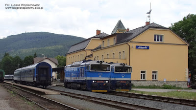 Koleje Czeskie, lokomotywa 750 715-5 manewruje na stacji Jesenik