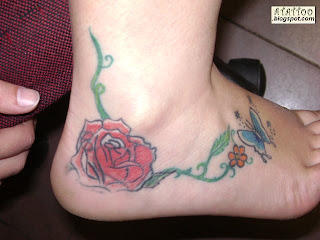 Rosa tatuada no pé