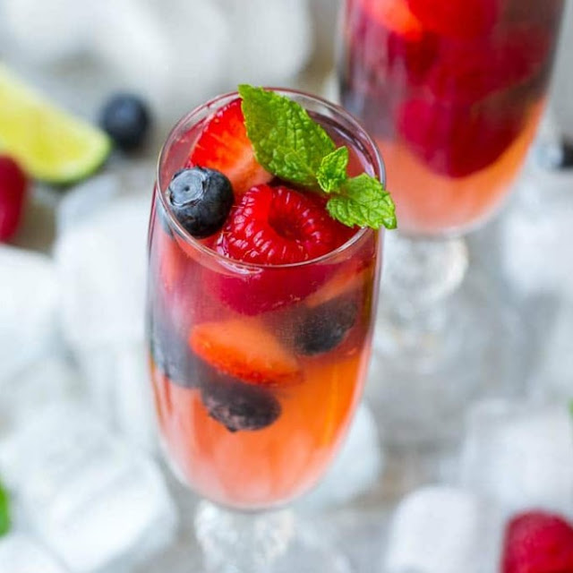 Champagne Punch with Berries #cocktail #brunch