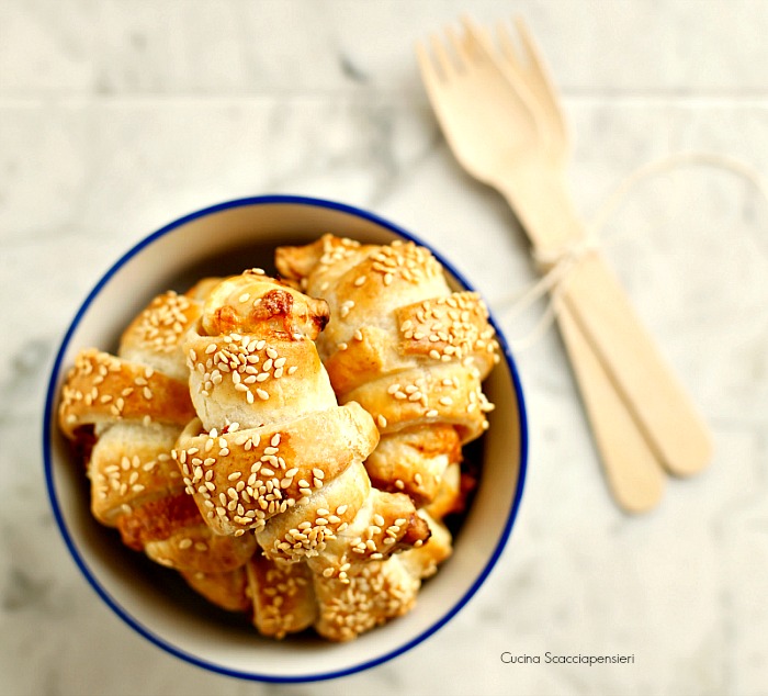 Croissant salati di pasta sfoglia con prosciutto cotto e fontina