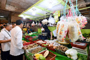 Presiden Bagikan Bantuan, Saat Kunjungi Sejumlah Pasar di Surakarta