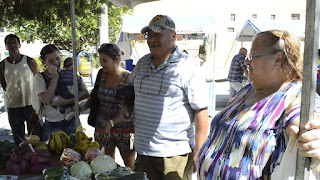 Morador da Tijuca, Antonio Carlos Costa Velho (de boné) confere os produtos na Feira da Agricultura Familiar