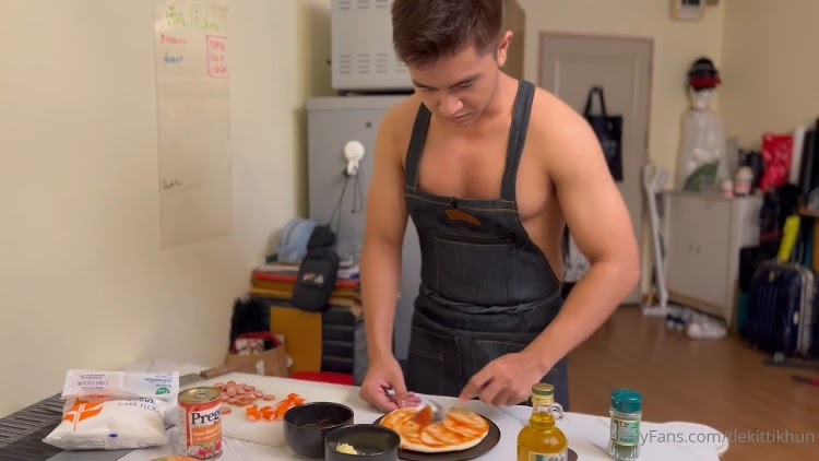 tlekittikhun%20 %20Make%20Pizza%20 %20boyfeelfin.com.mp4 snapshot 00.52.083
