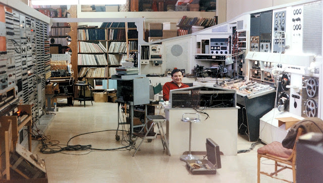 Raymond Scott em seu estúdio de música eletrônica no Three Willow Park Center, 1967.