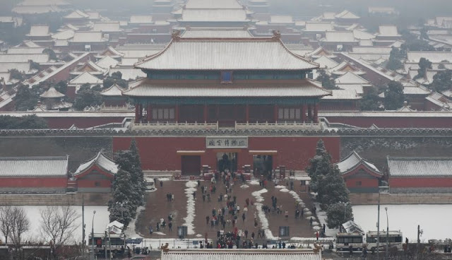 Pemandangan Istana Kota Terlarang berselimutkan salju dilihat dari bukit Jingshan, Beijing, China, pada 22 Januari 2022.